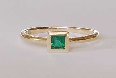 9ct yellow gold emerald ring