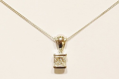 18ct white gold diamond pendant