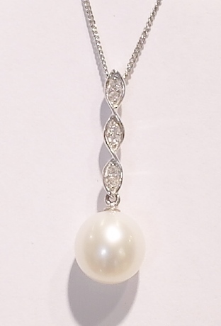 18ct white gold pearl and diamond pendant