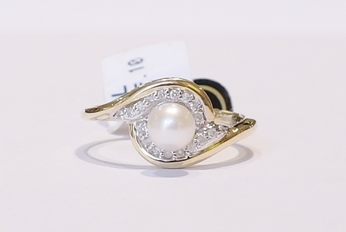 9ct pearl and diamond ring
