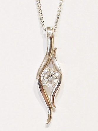 18ct white gold diamond pendant