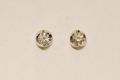 18ct white gold diamond studs. 0.30ct