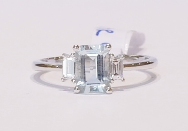 9ct white gold aquamarine and diamond ring