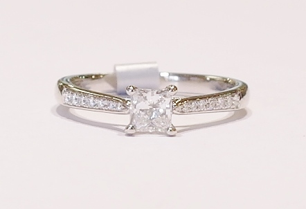 Platinum and diamond ring (certificated)