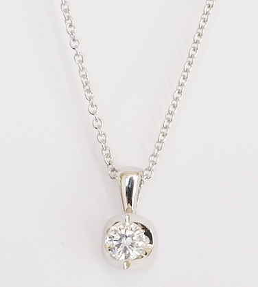 18ct white gold diamond pendant. 0.30ct