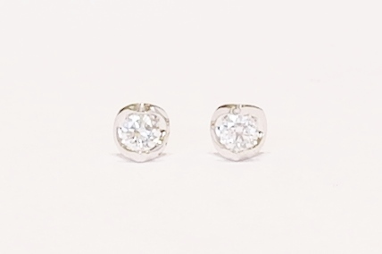 18ct white gold diamond studs. 0.15ct
