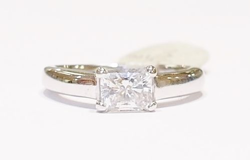 18ct white gold and diamond ring