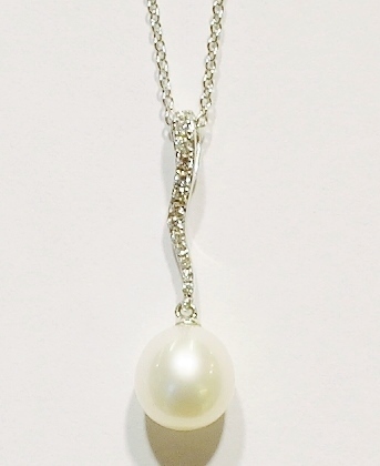 9ct white gold pearl and diamond pendant