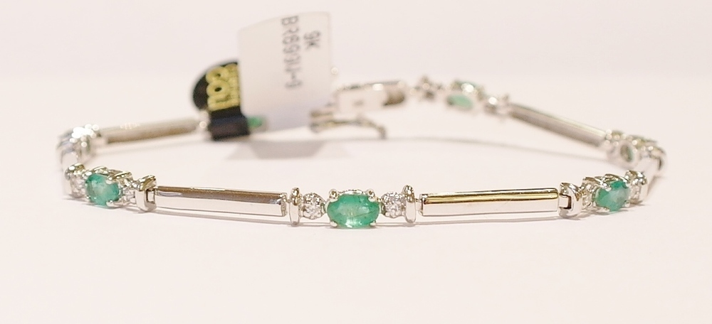 9ct white gold emerald and diamond bracelet