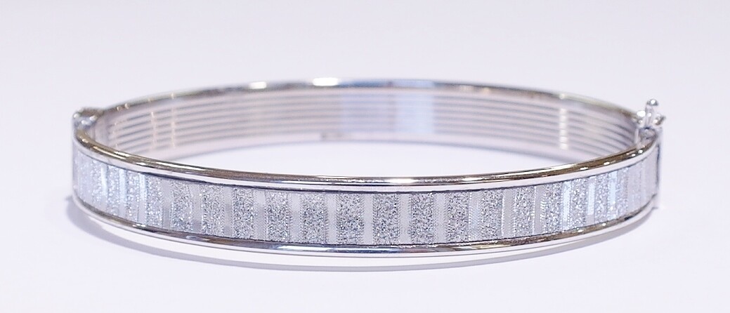 9ct white gold 'glitter' bangle