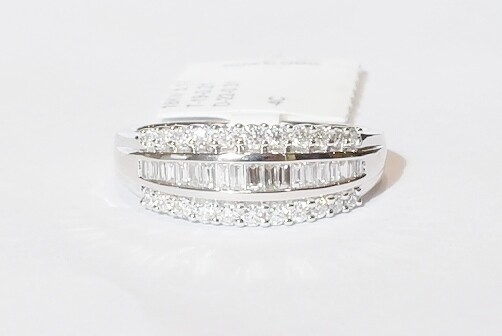 18ct white gold diamond ring