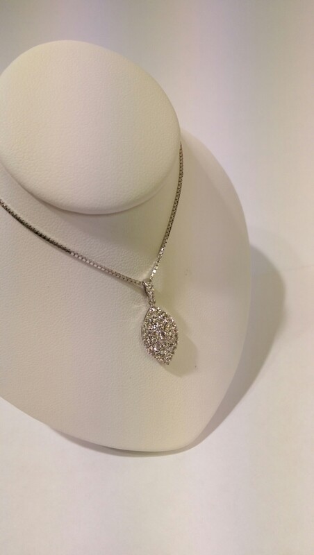 18ct white gold cluster diamond pendant