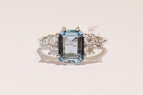 18ct white gold aquamarine and diamond ring