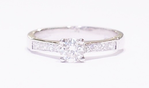 18ct white gold solitaire diamond ring