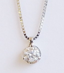 18ct white gold diamond pendant