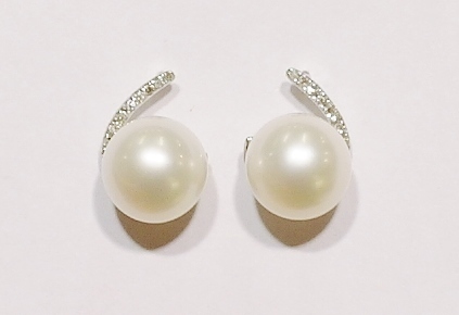 9ct white gold pearl and diamond earrings