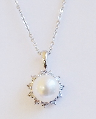 9ct white gold pearl and diamond pendant