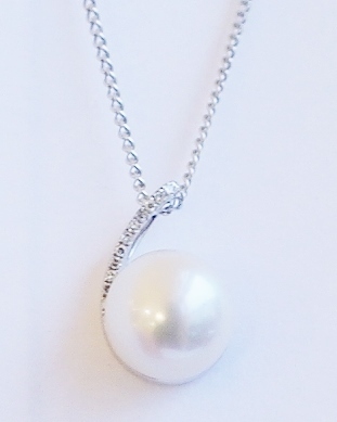 9ct white gold pearl and diamond pendant