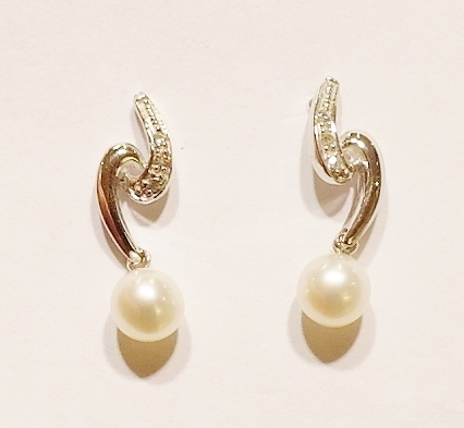 9ct white gold pearl and diamond earrings