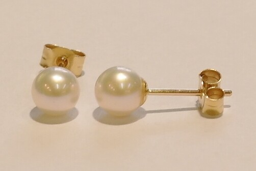 5.5mm white cultured pearl studs