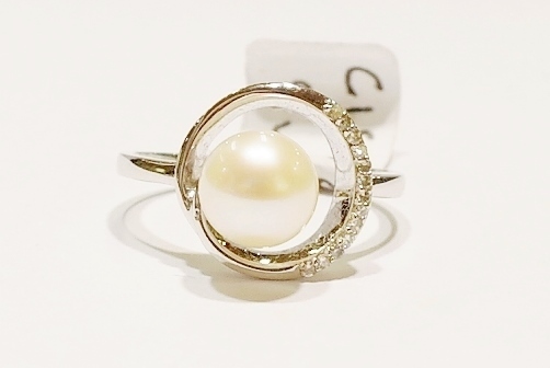 9ct white gold pearl and diamond ring