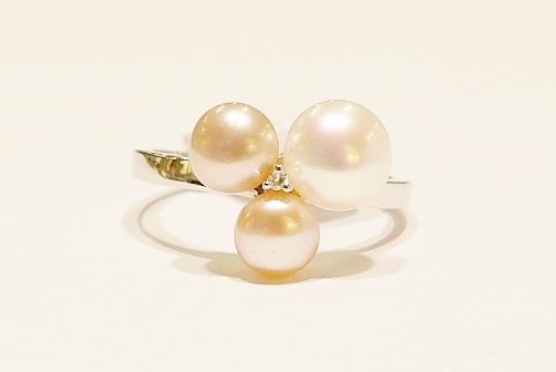 9ct white gold pearl and diamond ring