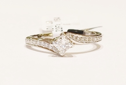 18ct white gold diamond ring