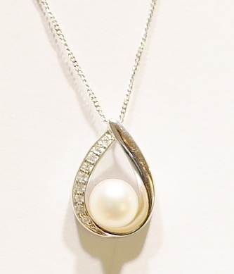 9ct white gold pearl and diamond pendant