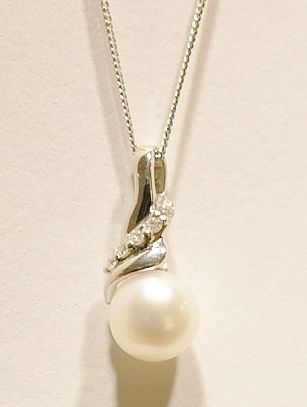 9ct white gold pearl and diamond pendant