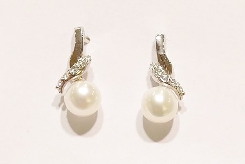 9ct white gold pearl and diamond earrings