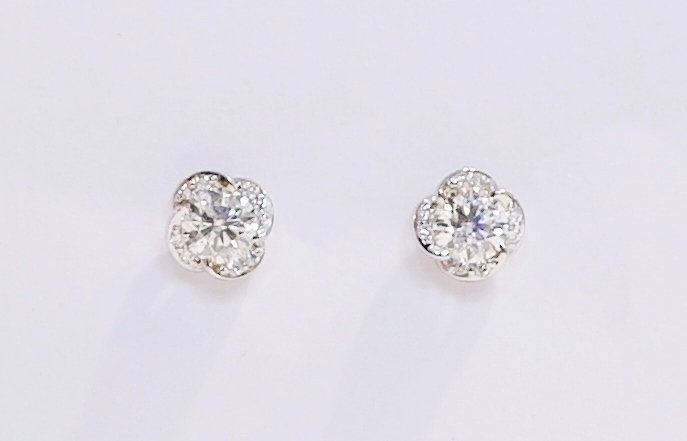 18ct white gold diamond stud earrings