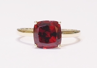 9ct yellow gold garnet ring