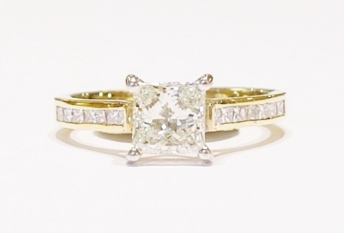 18ct princess cut solitaire diamond ring
