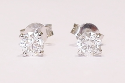 18ct white gold diamond stud earrings