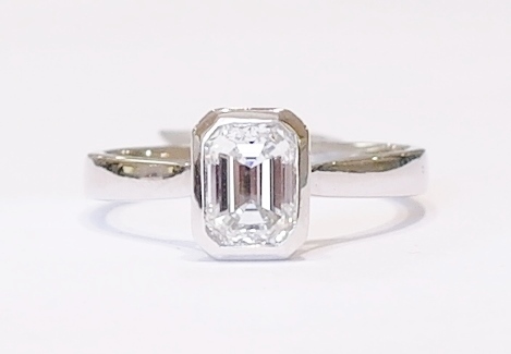 Platinum solitaire diamond ring (certificated)