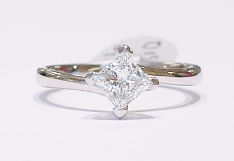 Platinum solitaire diamond ring (certificated)