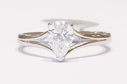 Platinum pear shape diamond ring (certificated)