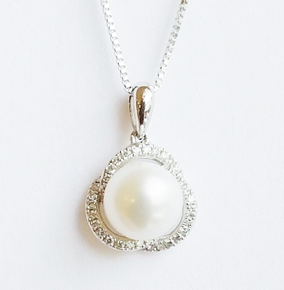 9ct white gold pearl and diamond pendant