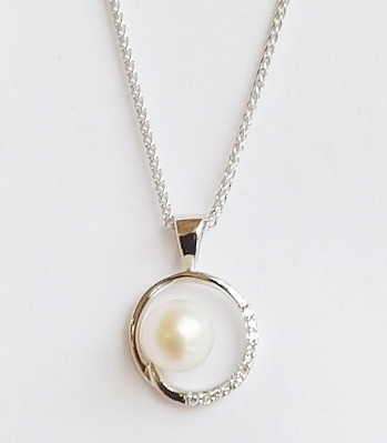 9ct white gold pearl and diamond pendant