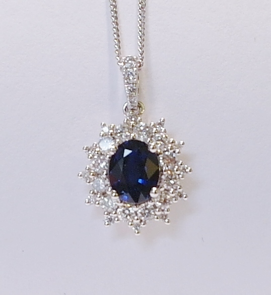 18ct white gold sapphire cluster pendant