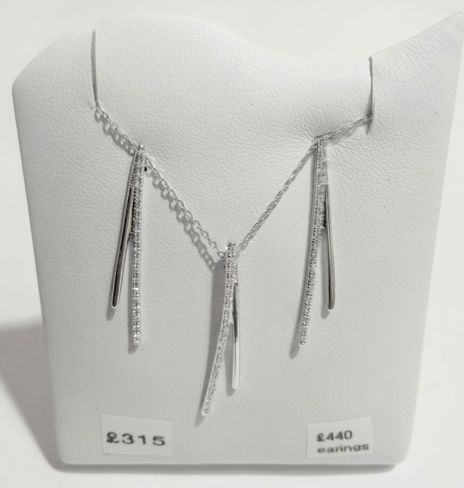 18ct white gold diamond set pendant