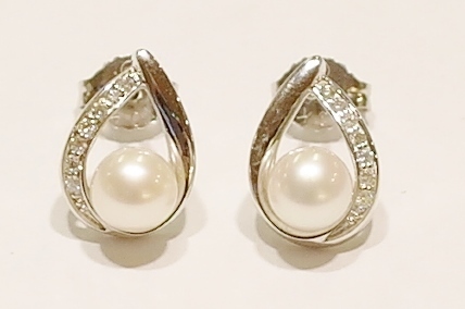 9ct white gold pearl and diamond earrings