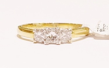 18ct three-stone diamond ring