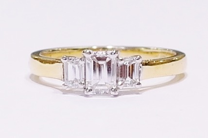 18ct three-stone diamond ring