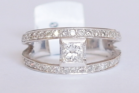 18ct white gold ring