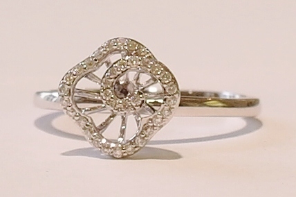 18ct white gold and diamond ring