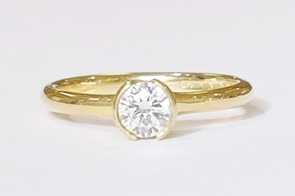 18ct yellow gold solitaire diamond ring