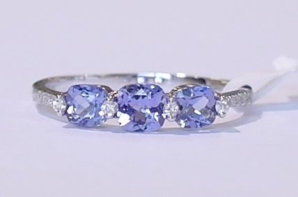 9ct white gold tanzanite and diamond ring