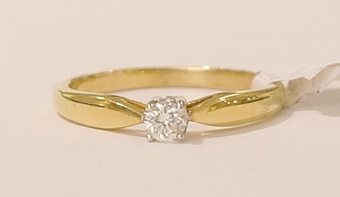 18ct diamond solitaire ring