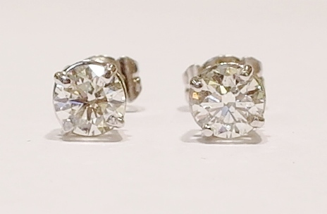 18ct white gold diamond stud earrings. 1.41ct
